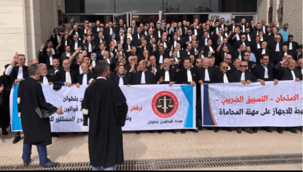 المحامون يعقدون ندوة صحفية لتوضيح موقفهم من مستجدات التصويت على مشروع قانون المهنة المحامون يعقدون ندوة صحفية لتوضيح موقفهم من مستجدات التصويت على مشروع قانون المهنة