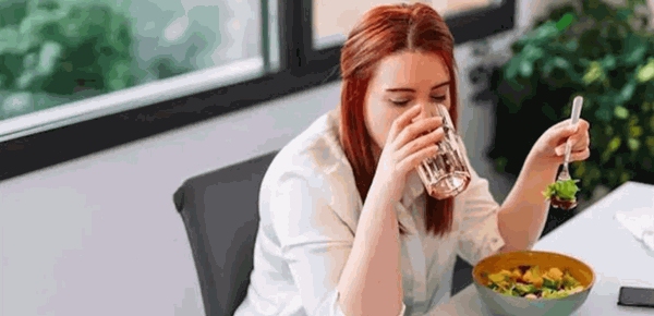 دراسة تجيب هل شرب الماء مع الوجبة يقلل الشهية