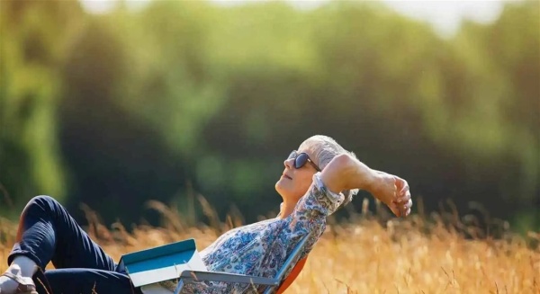 لماذا تصبح البشرة أكثر حساسية للشمس مع التفدم في السن لماذا تصبح البشرة أكثر حساسية للشمس مع التفدم في السن