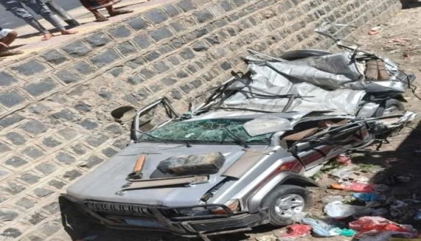 حادث مروري في صنعاء سقوط سيارة في مجرى السيول