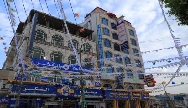 جبايات الحوثيين والركود تدفع أحد أشهر مطاعم صنعاء للإغلاق جبايات الحوثيين والركود تدفع أحد أشهر مطاعم صنعاء للإغلاق