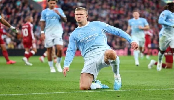 مانشستر سيتي يلقن ليفربول درسا قاسيا في أنفيلد ويطير بصدارة الدوري الإنجليزي