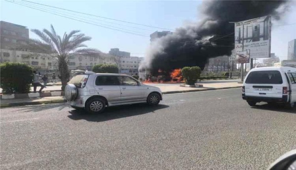 عدن حريق يلتهم محلا لبيع القهوة في خط التسعين