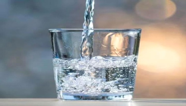 هذا ما يحدث لجسمك عند عدم شرب الماء بعد الاستيقاظ من النوم