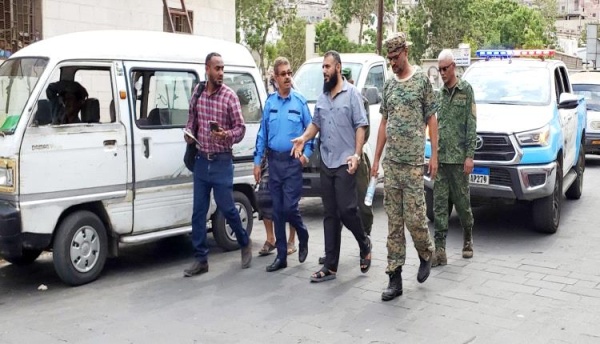مدير عام التواهي ومدير مكتب النقل بعدن يدشنان حملة لتنظيم الفرزات ومواقف المواصلات بالمديرية مدير عام التواهي ومدير مكتب النقل بعدن يدشنان حملة لتنظيم الفرزات ومواقف المواصلات بالمديرية