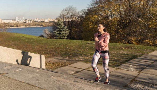 تعرف على أفضل وقت للمشي في الأجواء الحارة تعرف على أفضل وقت للمشي في الأجواء الحارة