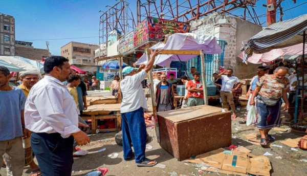 حملة ميدانية لرفع العوائق وتنظيم الأسواق في مديرية صيرة بالعاصمة عدن حملة ميدانية لرفع العوائق وتنظيم الأسواق في مديرية صيرة بالعاصمة عدن