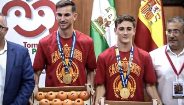 أغرب تكريم بلدة إسبانية تكافئ غافي ورويز بالطماطم بعد فوز إسبانيا بكأس العالم