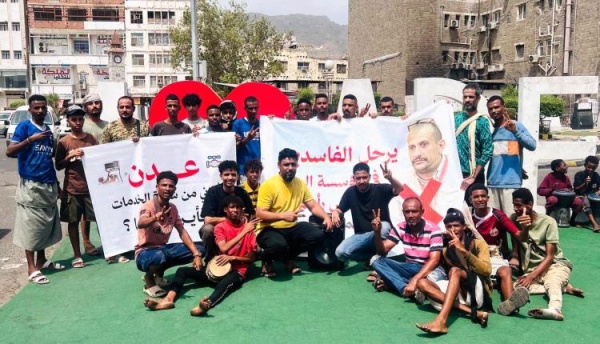 احتجاجات أمام مؤسسة المياه في عدن للمطالبة بإنهاء أزمة الانقطاع