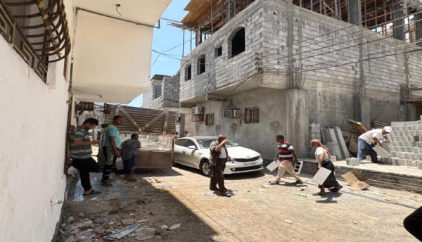 ضبط مواد بناء مخالفة لاستحداث بناء عشوائي في منطقة اللسان بمديرية صيرة بعدن