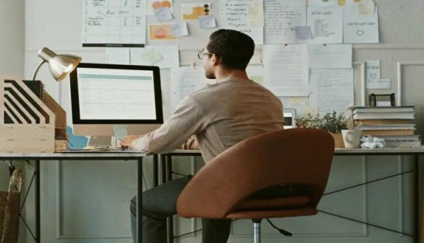 الجلوس لأكثر من 30 دقيقة دراسة تكشف مخاطر صحية مقلقة قد تؤدي إلى الوفاة