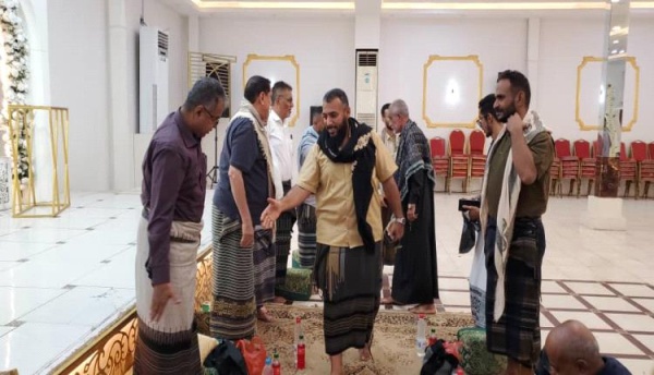 قيادات السلطة المحلية والأجهزة الأمنية تؤدي واجب العزاء بوفاة أمين عام محلي التواهي سعيد علي الشيباني