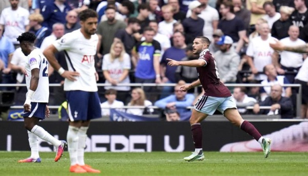 أستون فيلا يفوز على توتنهام بثلاثية في الدوري الإنجليزي