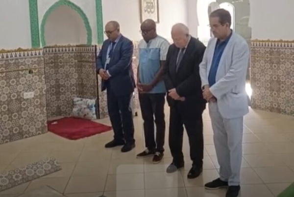 رفقة رئيس منتدى أصيلة موراتينوس وزير خارجية اسبانيا سابقا والخبير كباتيندي يقومون بزيارة وفاء لقبر الراحل بن عيسى