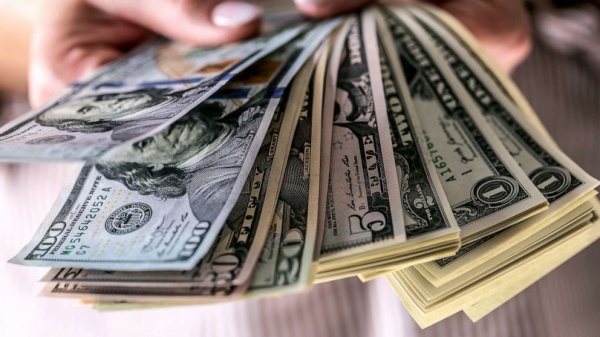 الدولار يرتفع والأسواق تترقب أول رفع للفائدة الأميركية منذ أكثر من عامين الدولار يرتفع والأسواق تترقب أول رفع للفائدة الأميركية منذ أكثر من عامين