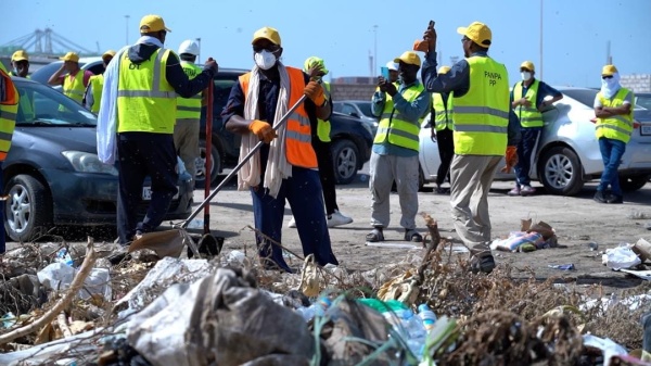 عمال ميناء نواكشوط يشاركون في الحملة الوطنية لتنظيف الشواطئ عمال ميناء نواكشوط يشاركون في الحملة الوطنية لتنظيف الشواطئ