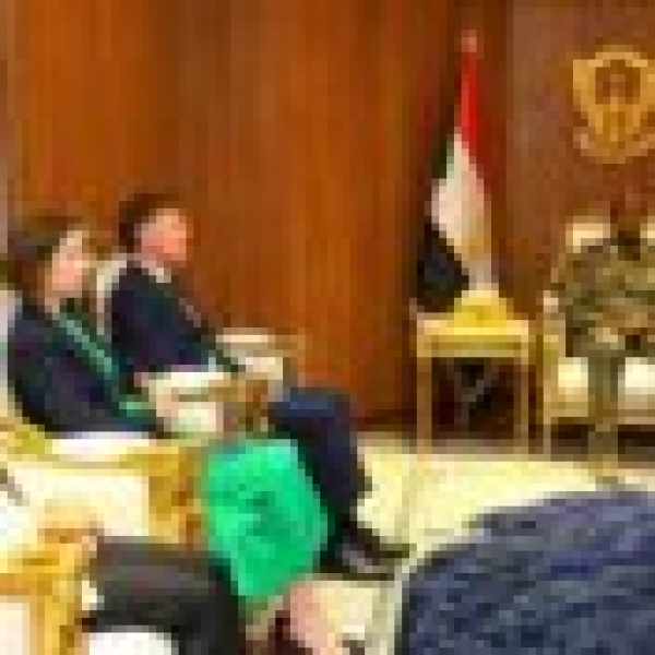 المبعوث البريطاني يلتقي البرهان ويشدد على أولوية وقف الحرب