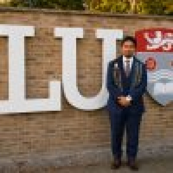 مبتعث يحصد أعلى جائزة في القانون بجامعة لانكاستر البريطانية مبتعث يحصد أعلى جائزة في القانون بجامعة لانكاستر البريطانية
