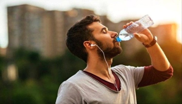 شاهد كيف يؤثر توقيت شرب الماء على ضغط الدم شاهد كيف يؤثر توقيت شرب الماء على ضغط الدم