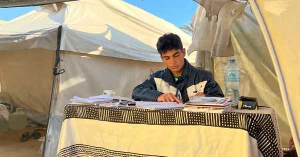 مشاهير بريطانيون يطلقون مزاد ا خيري ا لتمويل منح جامعية لطلبة غزة