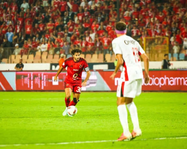 الأهلي يهزم الزمالك بثنائية ويتصدر الدوري المصري الأهلي يهزم الزمالك بثنائية ويتصدر الدوري المصري