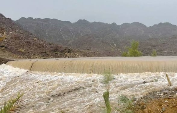 استمرار الأمطار متفاوتة الغزارة على جبال الحجر استمرار الأمطار متفاوتة الغزارة على جبال الحجر