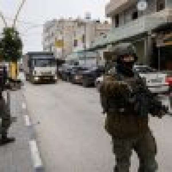 جيش الاحتلال الإسرائيلي ي شر د آلاف الفلسطينيين في الخليل ويمنع عودتهم لمنازلهم حتى إشعار آخر جيش الاحتلال الإسرائيلي ي شر د آلاف الفلسطينيين في الخليل ويمنع عودتهم لمنازلهم حتى إشعار آخر