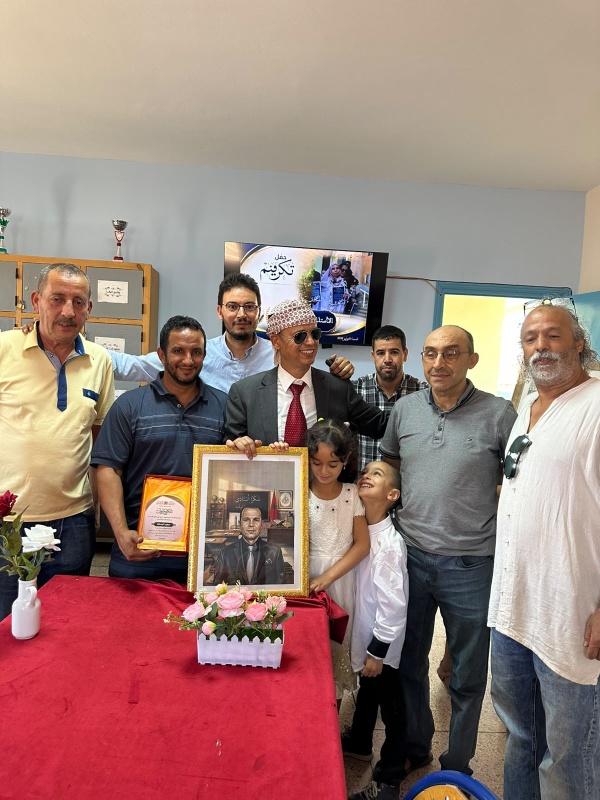 ثانوية ولي العهد بأزيلال تحتفي بالأستاذ سعيد لمسلك تقديرا لمسيرة مهنية حافلة بالعطاء ثانوية ولي العهد بأزيلال تحتفي بالأستاذ سعيد لمسلك تقديرا لمسيرة مهنية حافلة بالعطاء
