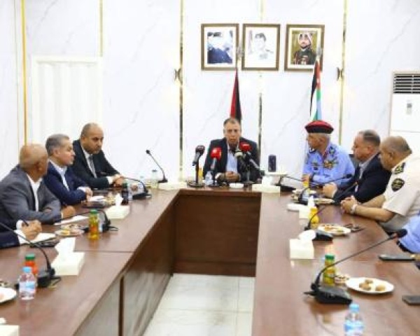 وزير الداخلية الأردني يتفقد جسر الملك حسين وسط شكاوى من أزمة السفر وزير الداخلية الأردني يتفقد جسر الملك حسين وسط شكاوى من أزمة السفر