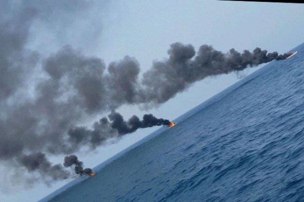 البحرية اليمنية تتصدى لـ4 زوارق حوثية انتحارية قرب حنيش وزقر البحرية اليمنية تتصدى لـ4 زوارق حوثية انتحارية قرب حنيش وزقر