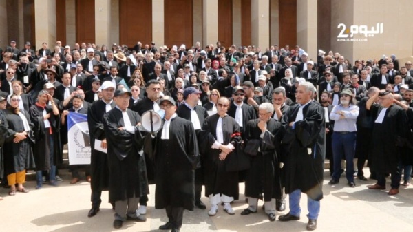 محامون يحتجون ويراهنون على المحكمة الدستورية لحسم الخلاف حول قانون تنظيم مهنتهم فيديو محامون يحتجون ويراهنون على المحكمة الدستورية لحسم الخلاف حول قانون تنظيم مهنتهم فيديو
