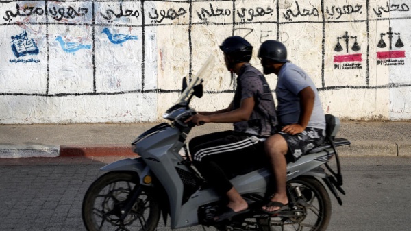 محمد الطوزي لفرانس24 قضايا كبرى مثل الهجرة وحقوق الإنسان شبه غائبة عن السجال الانتخابي في المغرب محمد الطوزي لفرانس24 قضايا كبرى مثل الهجرة وحقوق الإنسان شبه غائبة عن السجال الانتخابي في المغرب