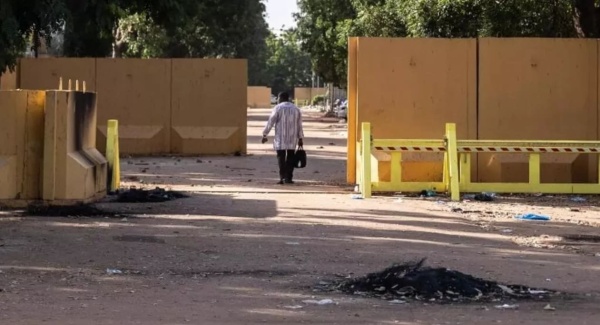 بعد قطع العلاقات فرنسا تعلن سحب جميع دبلوماسييها من بوركينا فاسو بعد قطع العلاقات فرنسا تعلن سحب جميع دبلوماسييها من بوركينا فاسو