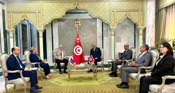 النفطي يتباحث مع السفير الروسي سبل تعزيز علاقات التعاون والشراكة بين تونس وروسيا في مختلف المجالات النفطي يتباحث مع السفير الروسي سبل تعزيز علاقات التعاون والشراكة بين تونس وروسيا في مختلف المجالات