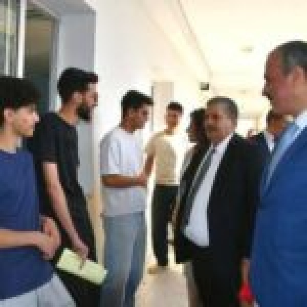 وزير التربية يزور مركزي اختبار بأريانة ويعاين سير الامتحانات خلال اليوم الثاني من البكالوريا