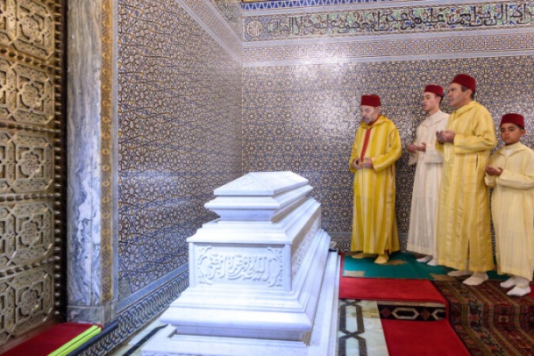 الملك محمد السادس يترأس حفلا دينيا إحياء للذكرى الثامنة والعشرين لوفاة الراحل الملك الحسن الثاني الملك محمد السادس يترأس حفلا دينيا إحياء للذكرى الثامنة والعشرين لوفاة الراحل الملك الحسن الثاني
