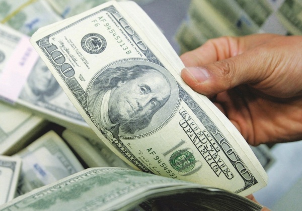 الدولار عند أعلى مستوى في شهرين