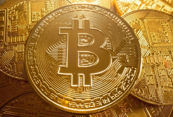 تراجع عملة بتكوين لأدنى مستوى منذ 3 أشهر
