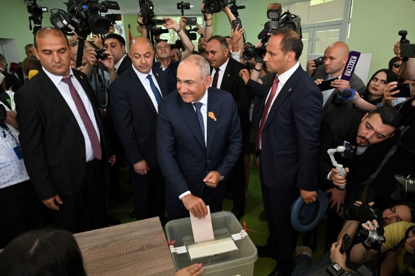 الناخبون في أرمينيا يدلون بـأصواتهم في انتخابات عامة الناخبون في أرمينيا يدلون بـأصواتهم في انتخابات عامة
