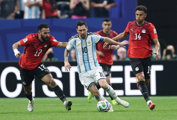 ميسي ينقذ الأرجنتين أمام مصر ويبتعد بصدارة الهداف التاريخي لكأس العالم ميسي ينقذ الأرجنتين أمام مصر ويبتعد بصدارة الهداف التاريخي لكأس العالم