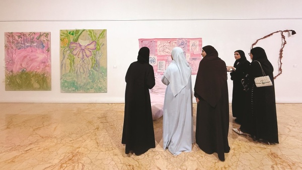 تفض ل بالجلوس حوار تشكيلي يستكشف الهوية والذاكرة تفض ل بالجلوس حوار تشكيلي يستكشف الهوية والذاكرة