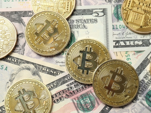 الدولار يتمسك بمستواه المرتفع والعملات المشفرة تتراجع