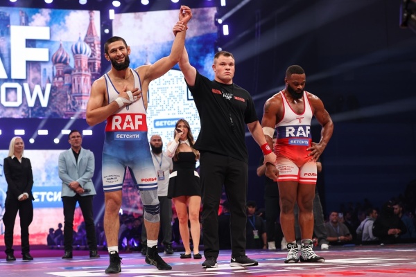 شيماييف ي سقط وودلي في 94 ثانية بـ raf موسكو شيماييف ي سقط وودلي في 94 ثانية بـ raf موسكو