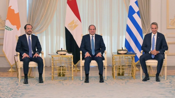 قمة العلمين الثلاثية تؤكد التضامن مع دول الخليج ودعم أمنها وسيادتها قمة العلمين الثلاثية تؤكد التضامن مع دول الخليج ودعم أمنها وسيادتها