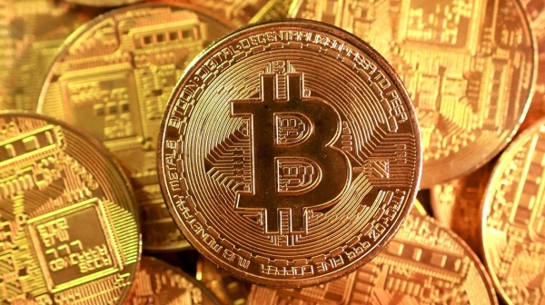 هبوط البيتكوين دون 60 ألف دولار للمرة الأولى منذ أكتوبر 2024