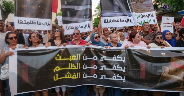 في خضم النقاش حول الأزمة حكومة إنقاذ وطني في تونس في خضم النقاش حول الأزمة حكومة إنقاذ وطني في تونس