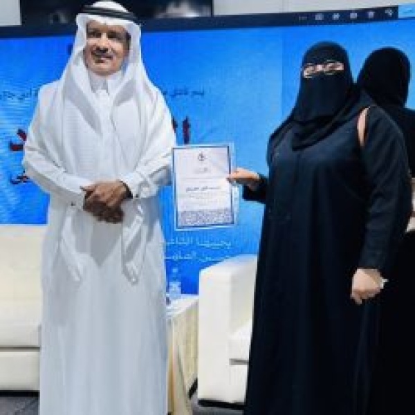 جمعية أدبي جازان تكر م الزميلة زينب علي حمدي تقدير ا لإسهاماتها الإعلامية