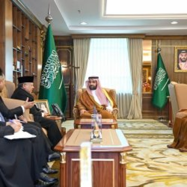 أمير منطقة جازان يستقبل سفير إندونيسيا لدى المملكة