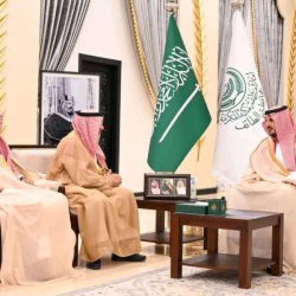 محافظ الطائف يلتقي رئيس القطاع الغربي