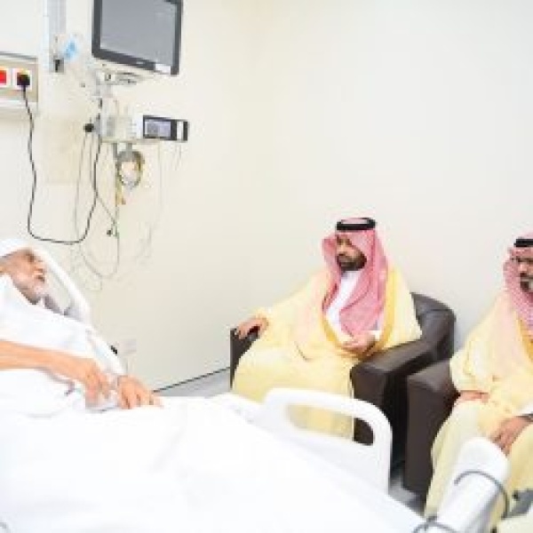 أمير منطقة جازان ونائبه يزوران شيخ شمل محافظة ضمد للاطمئنان على صحته أمير منطقة جازان ونائبه يزوران شيخ شمل محافظة ضمد للاطمئنان على صحته